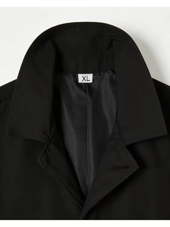 Olijfgroene heren slim fit trenchcoat, single-breasted design, elegante lentejas voor herenkleding.