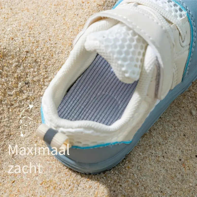 Zachte beige peuterschoenen met ademende stof en antislip zool voor actieve kleintjes.