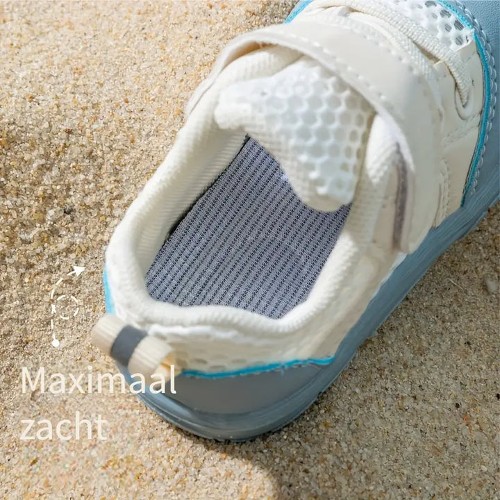 Zachte beige peuterschoenen met ademende stof en antislip zool voor actieve kleintjes.