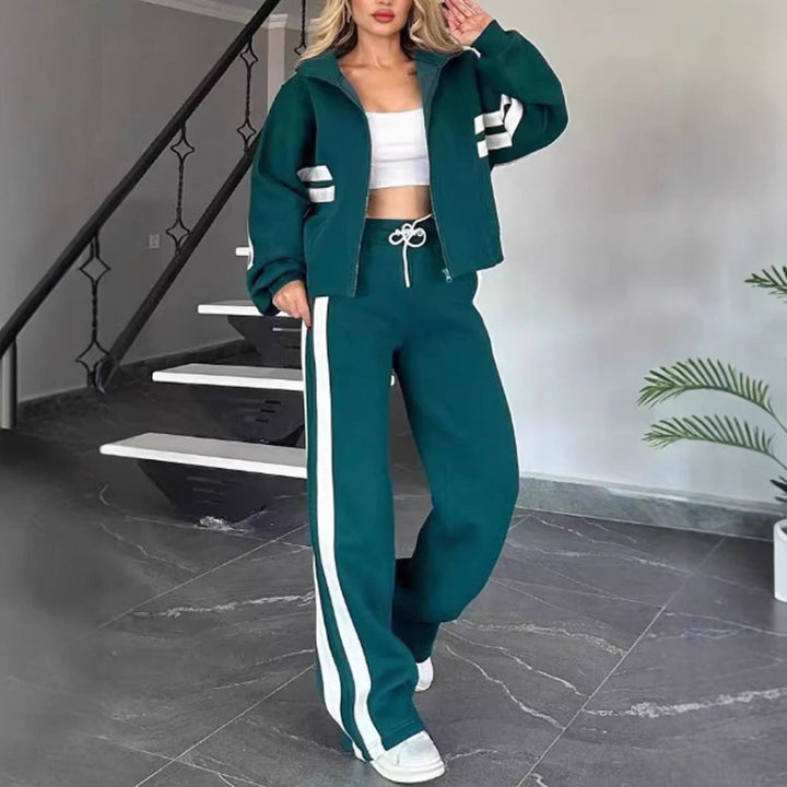 Stijlvolle tweedelige dames sportset, casual en comfortabel, de perfecte outfit voor ontspanning en vrijetijd.