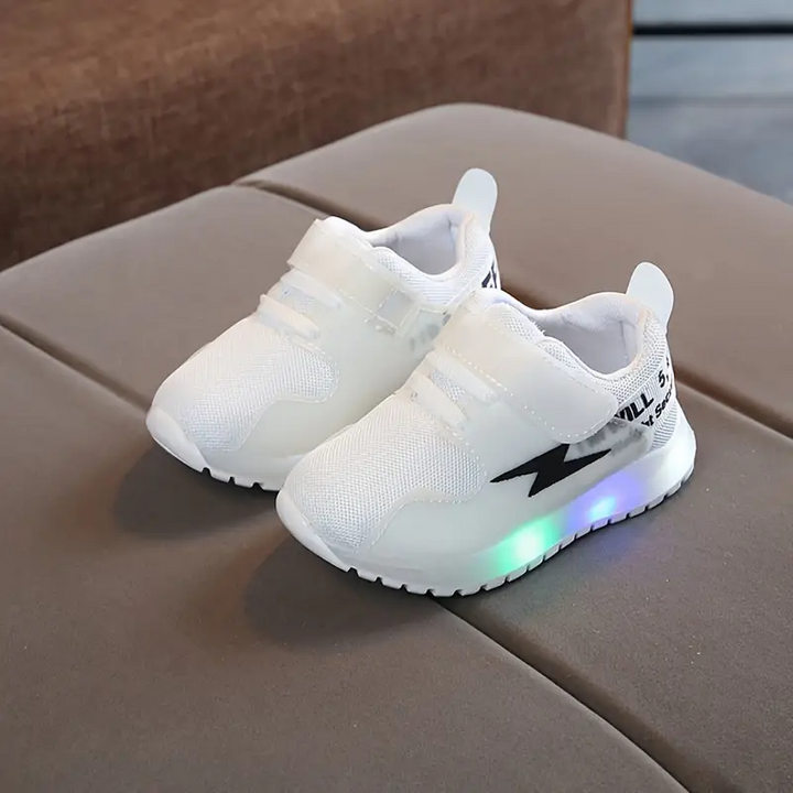Comfortabele witte peuter sneakers met ingebouwde LED's, antislip en duurzaam voor veilig speelplezier.