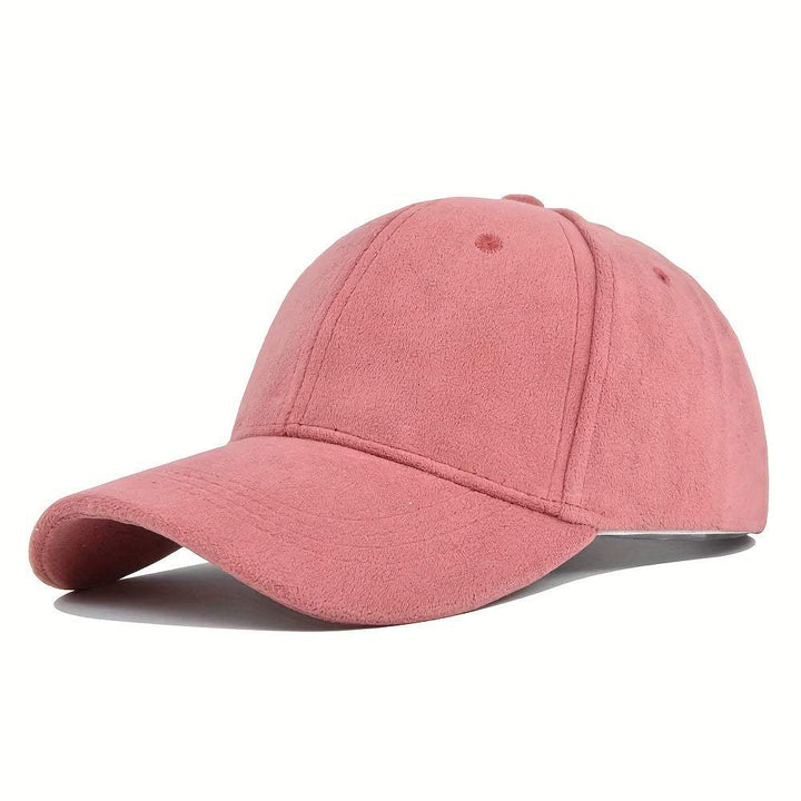 De unisex suède pet, een comfortabel en modern hoofddeksel in een neutrale kleur.