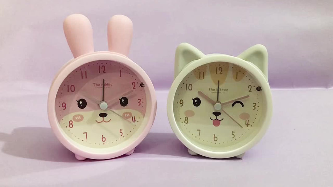 Konijnenwekker met nachtlampje op een bureau, verlicht de kinderkamer zachtjes voor het slapengaan.