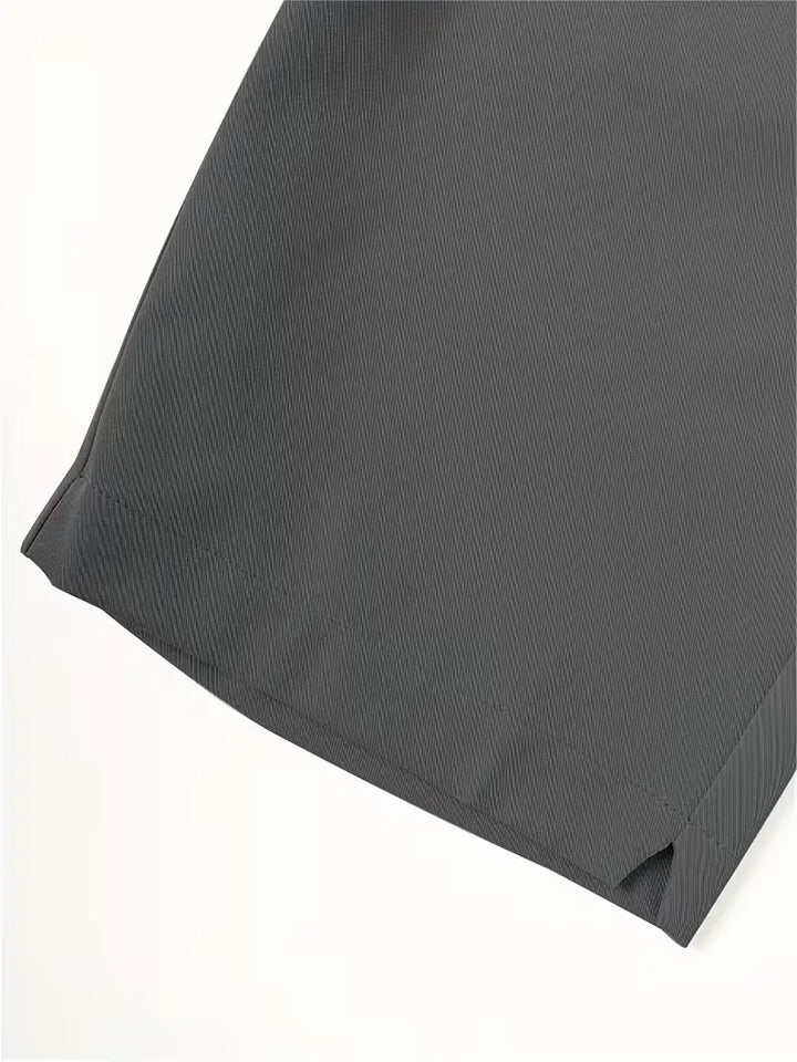 Trendy heren chino shorts in terracotta, met zijzakken, mid-rise, ideaal voor een relaxte zomerlook.