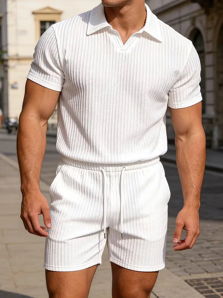 Comfortabele heren zomerkledingset met ademende polo en zachte shorts, perfect voor vrije tijd.