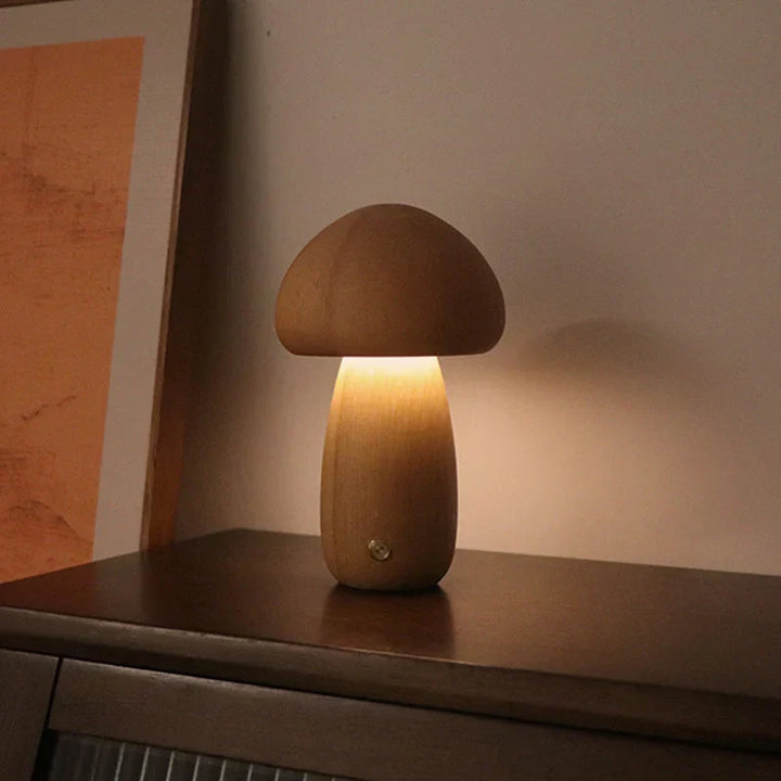 Walnoot houten LED nachtlampje, charmante paddenstoel vorm voor knusse kinderkamer sfeer.