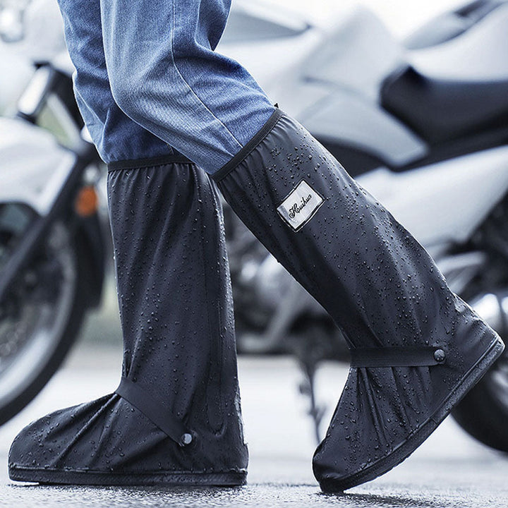 Zwarte waterdichte schoencovers. Beschermt wandelschoenen of laarzen tegen nattigheid. Weerbestendig.