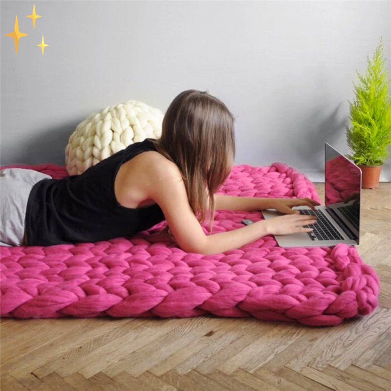 Luxe handgemaakte grofgebreide deken, een warme en decoratieve toevoeging aan je interieur. Perfect voor comfort.