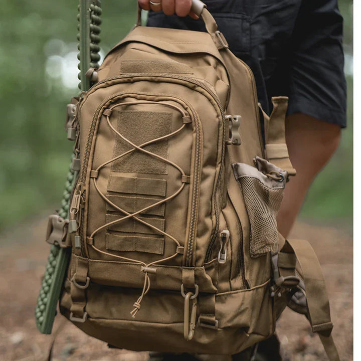Functionele 65L rugzak met MOLLE, ontworpen voor duurzaamheid en comfort tijdens wandelen.