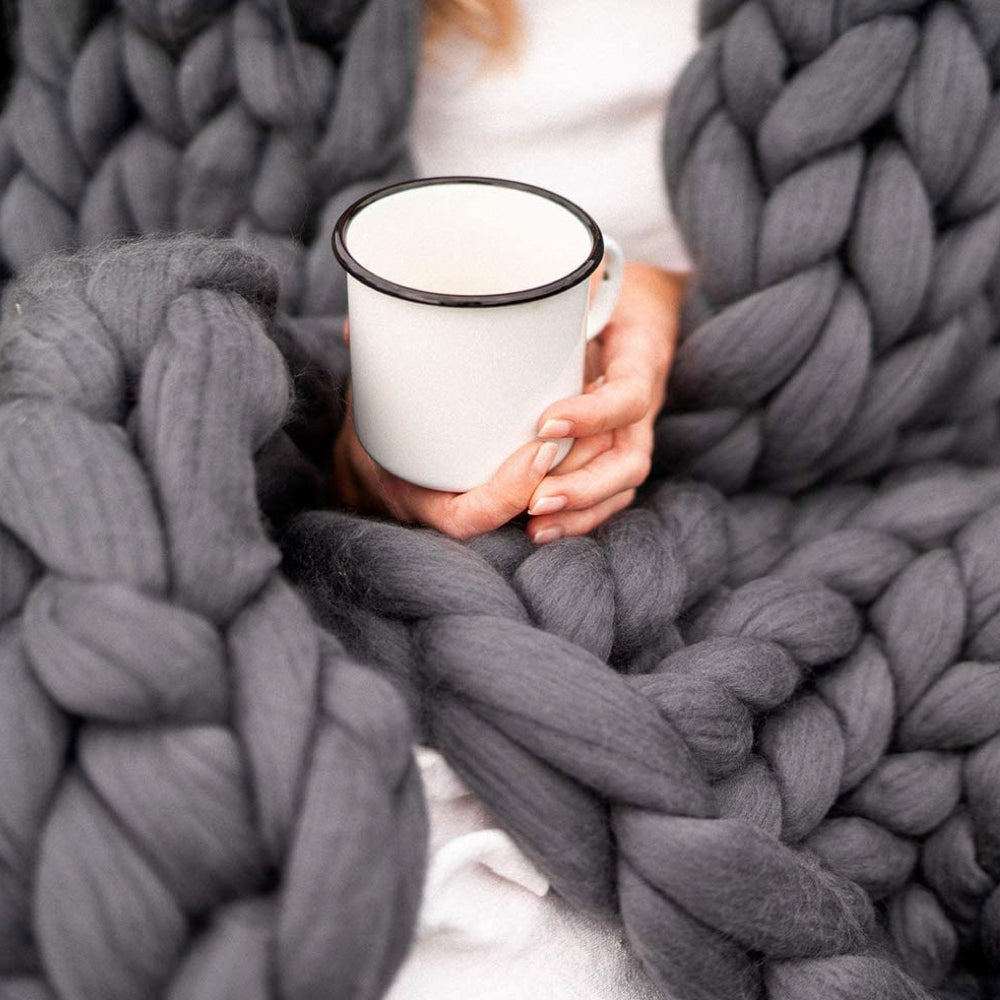 Extra grote, handgemaakte grofgebreide woondeken, perfect voor ultiem comfort en warmte in huis. Gezellige plaid.