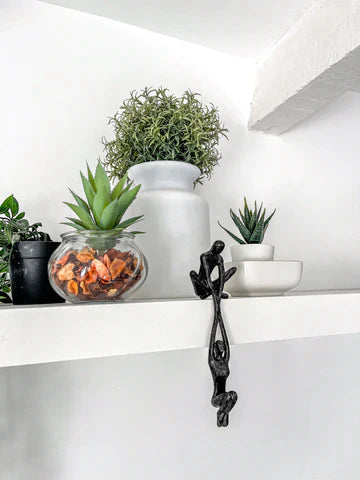 Handgemaakt decoratiebeeld van keramiek/hars, symboliseert liefde en verbinding. Elegant kunstwerk voor interieur.