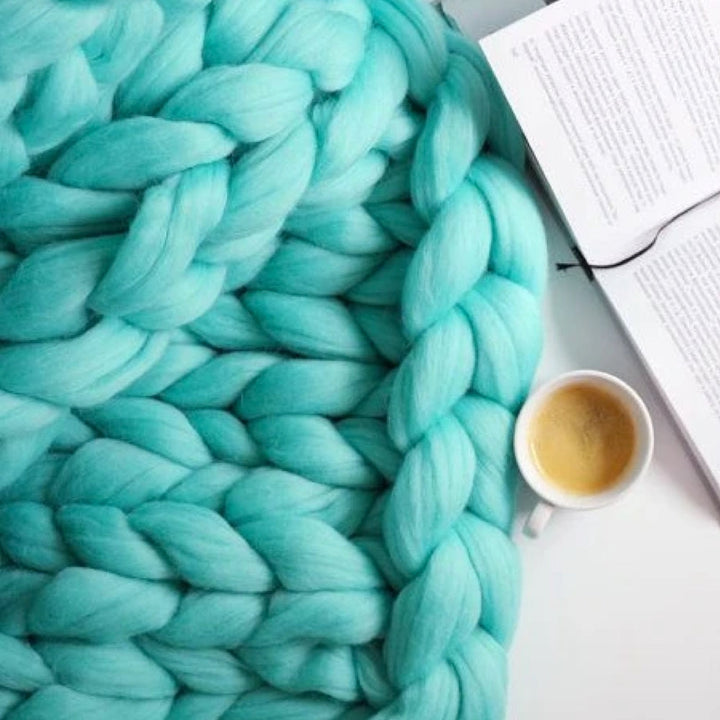 Comfortabele grofgebreide deken als bankplaid of decoratieve beddeken voor de winter. Handgemaakt en extra groot.
