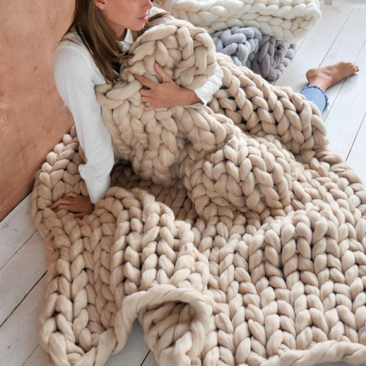 Grote warme grofgebreide woondeken, essentieel comfort voor gezellige winteravonden thuis. Handgemaakt en zacht.