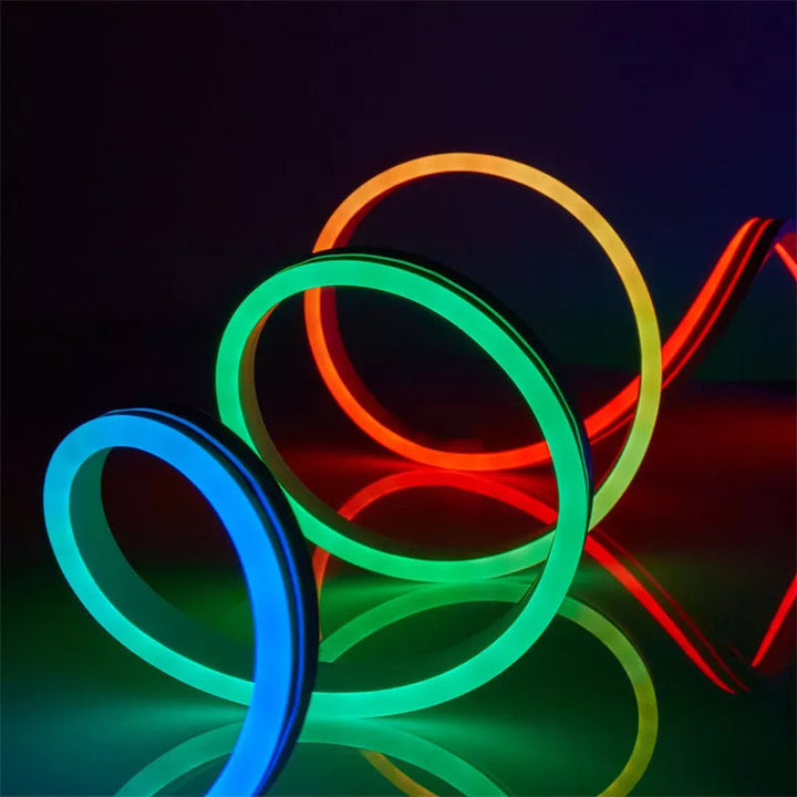App-gestuurde slimme LED-strips, perfect voor sfeervolle kamerverlichting en smart home integratie.