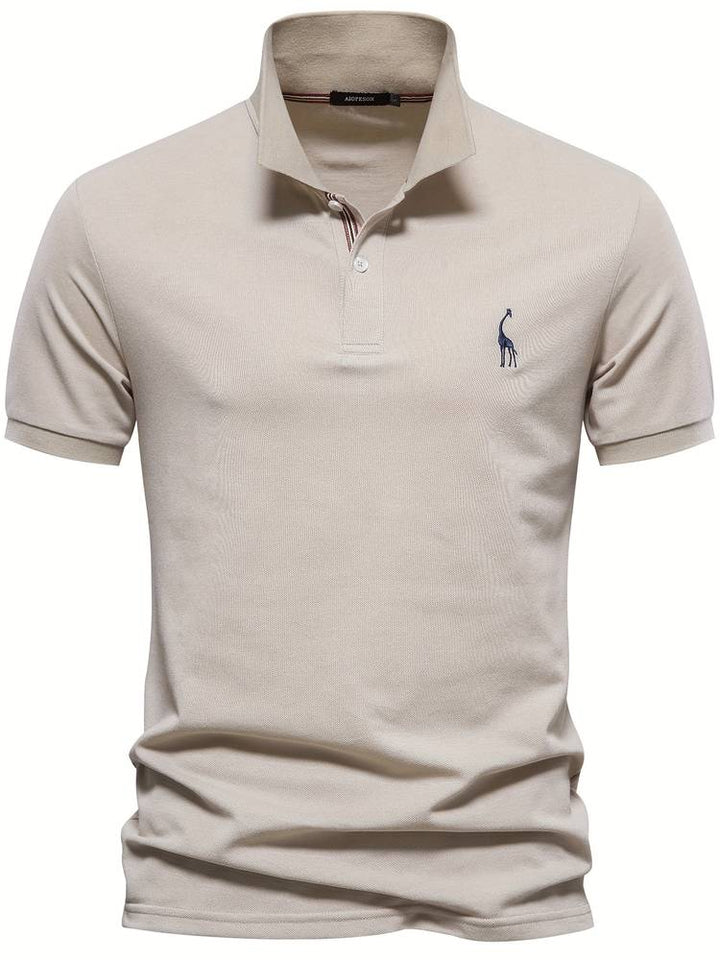 Close-up van de Milo polo: Hoogwaardig materiaal dat ultiem comfort biedt. Perfect voor alle seizoenen bovenkleding.