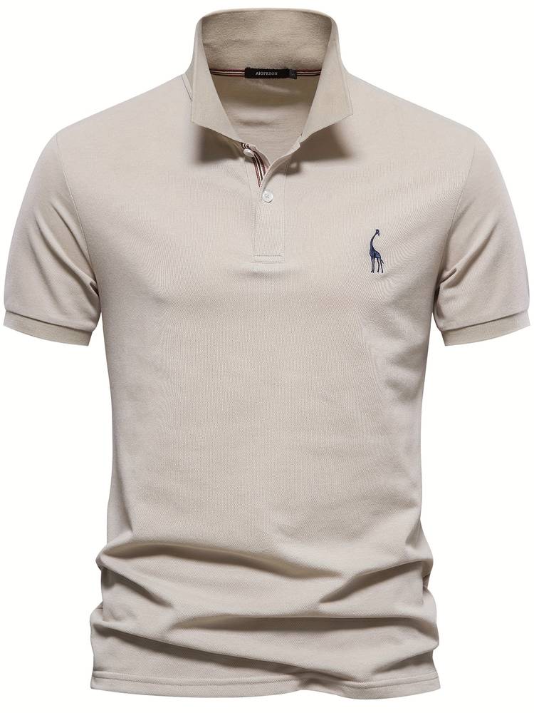 Detailopname van de stof en de afwerking van een comfortabel heren poloshirt, perfect voor lente/zomer.
