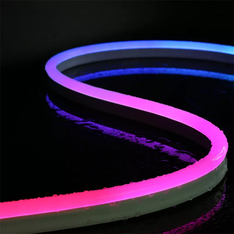 Slimme LED-strip met RGB kleuren voor sfeervolle interieurverlichting, bedienbaar via app en domotica.