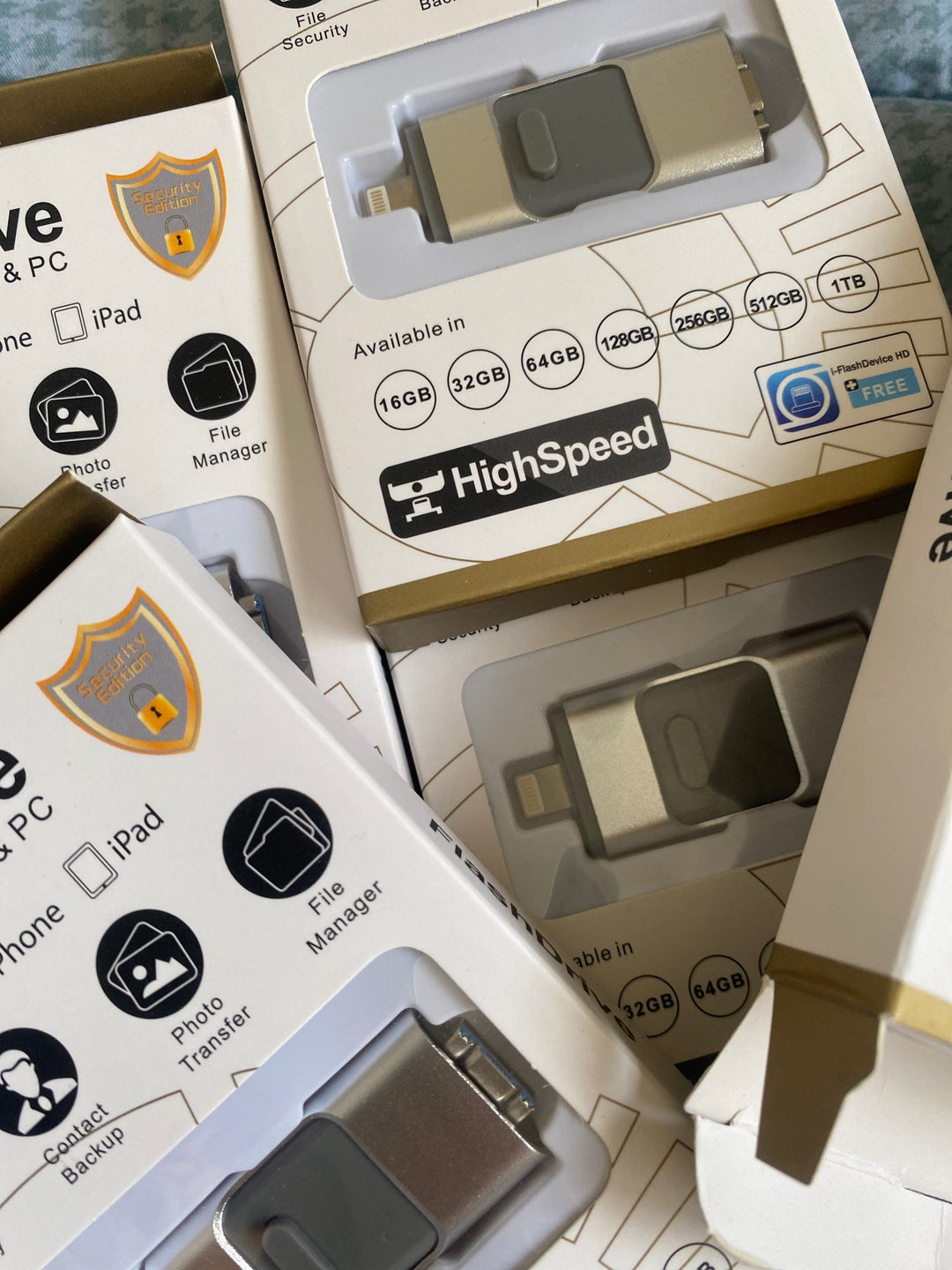Handige universele flashdrive elimineert adaptergedoe. Eén geheugenstick voor USB-A, Type-C, Lightning & Micro-USB.