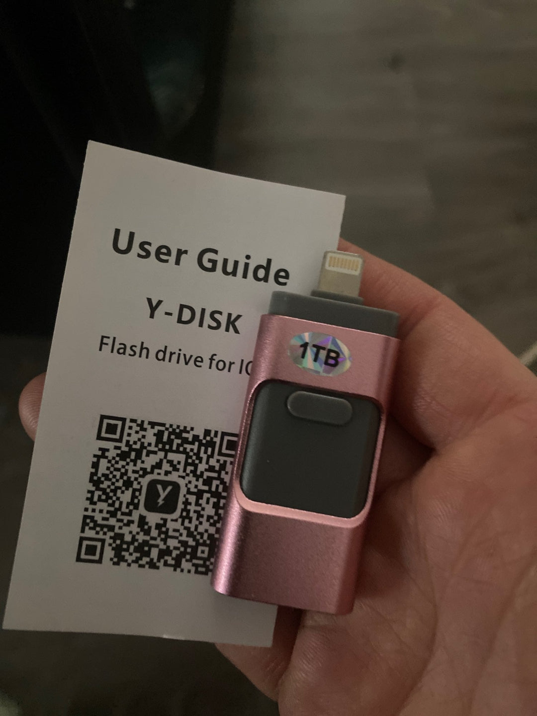 Compacte 4-in-1 USB-stick voor universele data-opslag. Toont Type-C, Lightning, Micro-USB en USB-A aansluitingen.