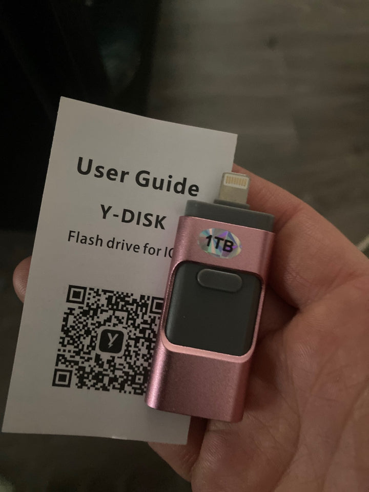 Compacte 4-in-1 USB-stick voor universele data-opslag. Toont Type-C, Lightning, Micro-USB en USB-A aansluitingen.