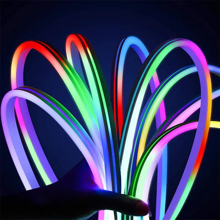 Flexibele RGB LED-strip voor accentverlichting achter tv of meubels, creëert sfeer in elke kamer.