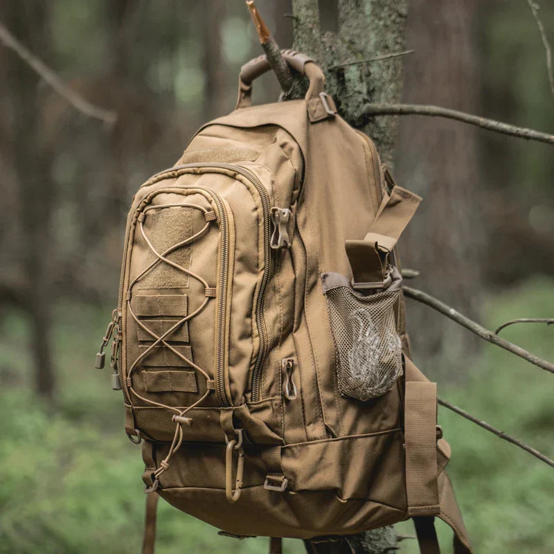 Ruime 65L militaire tactische rugzak met MOLLE systeem, ideaal voor trekking en avontuur.