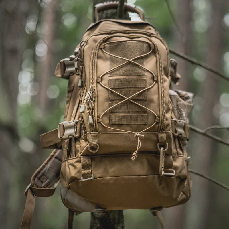 Unisex 65L tactische rugzak voor outdoor avonturen, kamperen en wandelen.