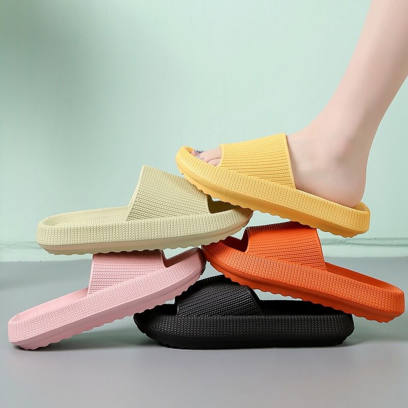 Lichtgewicht unisex cloud slippers met antislipzool, ideaal als zomer- of strandschoenen.