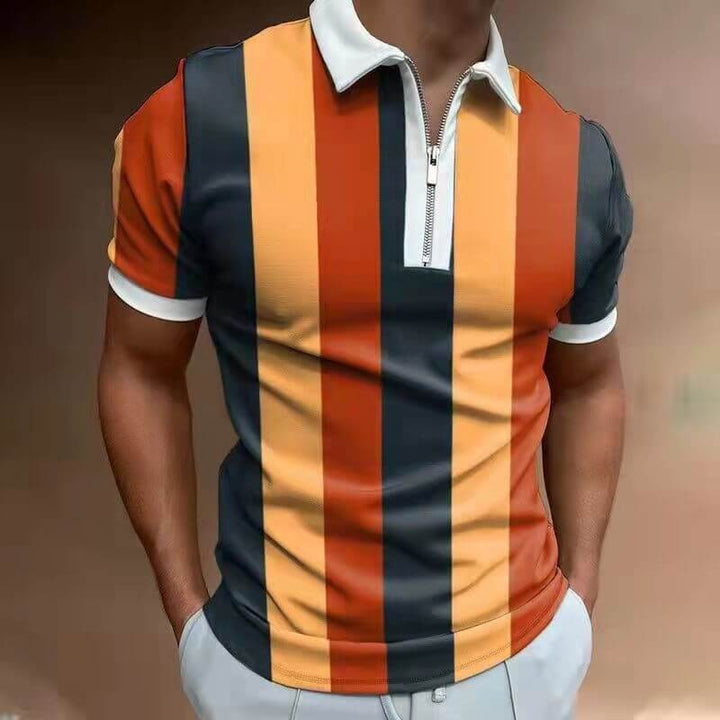 Man draagt modieus heren polo shirt in een casual zomerse setting, accentueert stijlvolle herenkleding.