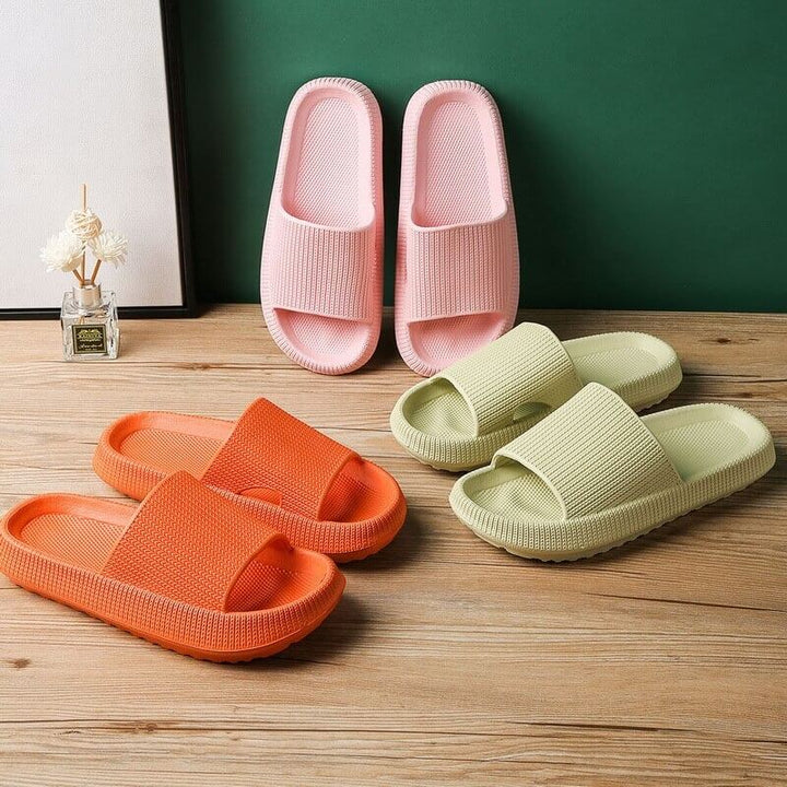 Antislip teenslippers voor dames & heren; duurzame, waterafstotende cloud slippers voor outdoor avonturen.