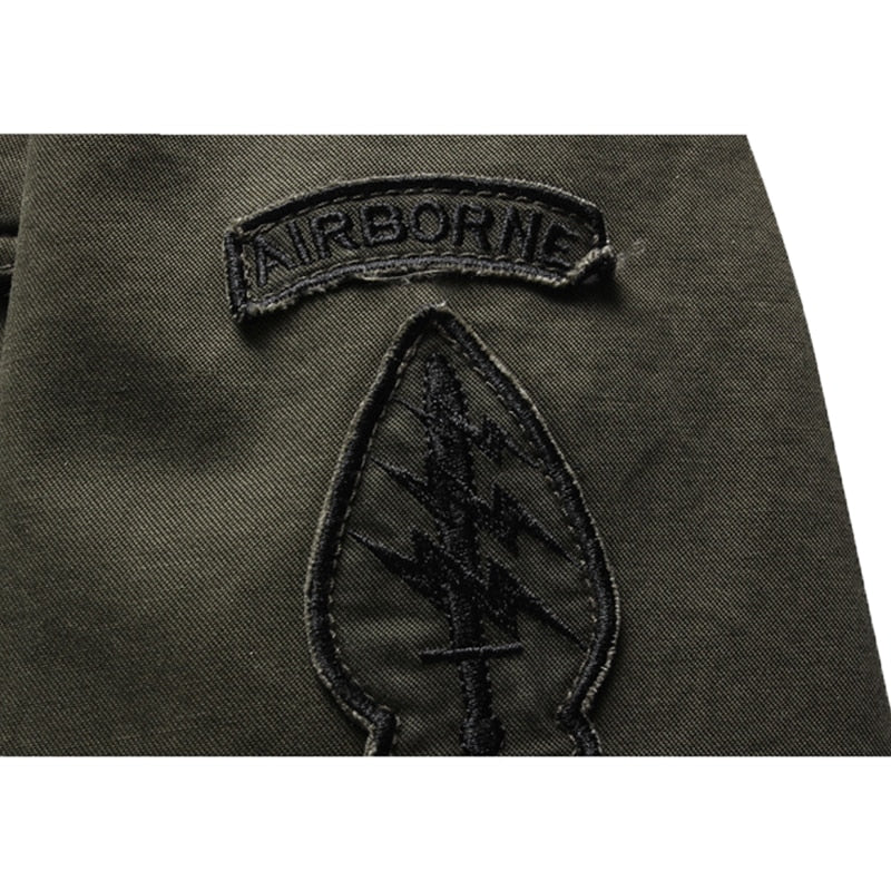 Militair groene heren outdoorjas, praktische bovenkleding voor avontuurlijke activiteiten. Casual en comfortabel.