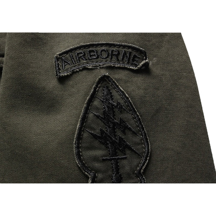 Militair groene heren outdoorjas, praktische bovenkleding voor avontuurlijke activiteiten. Casual en comfortabel.
