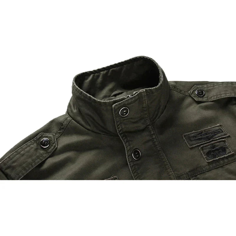 Herfst outdoorjas voor heren, militair groen. Praktische bovenkleding voor mannenmode en alle avonturen.