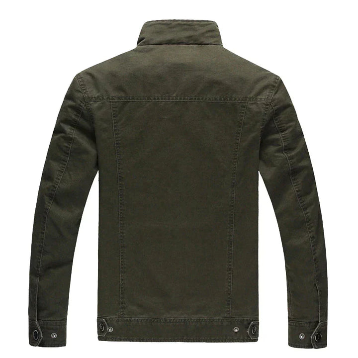 Casual heren outdoorjas in militair groen. Praktische bovenkleding voor mannenmode, ideaal voor avontuur.