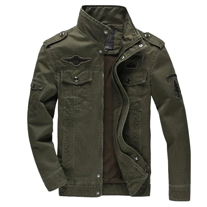Heren outdoorjas militair groen voor elk avontuur. Comfortabele en stijlvolle lente, herfst en winter jas.