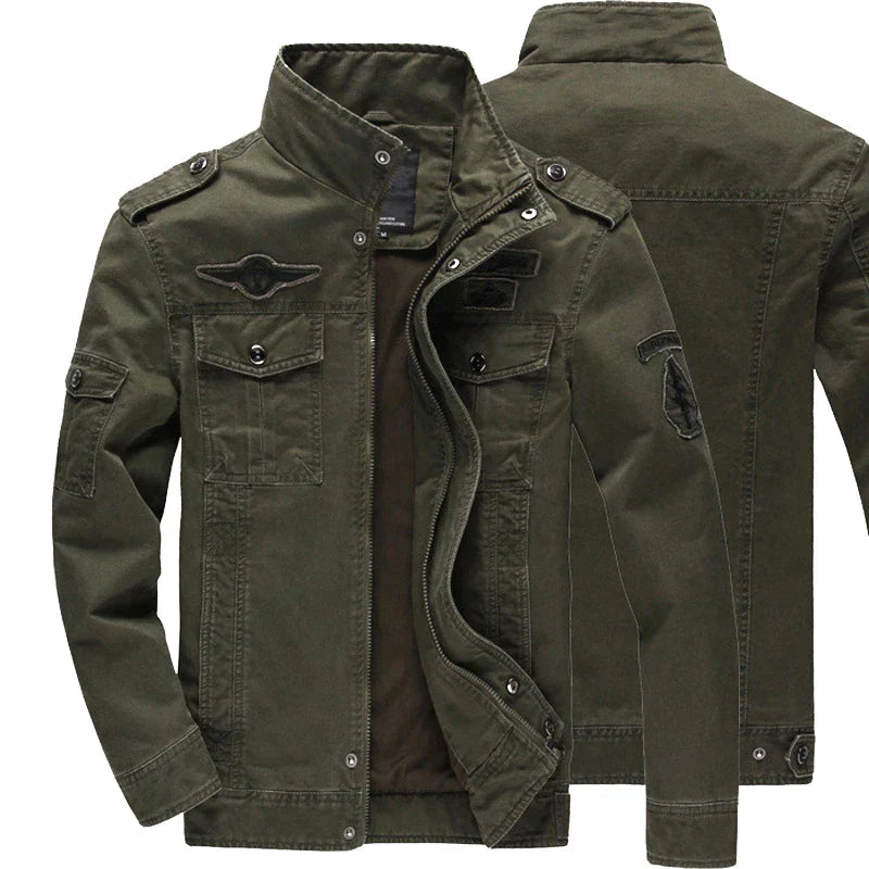 Lente herenjas in militair groen, comfortabel en stijlvol. Perfecte bovenkleding voor outdooractiviteiten.