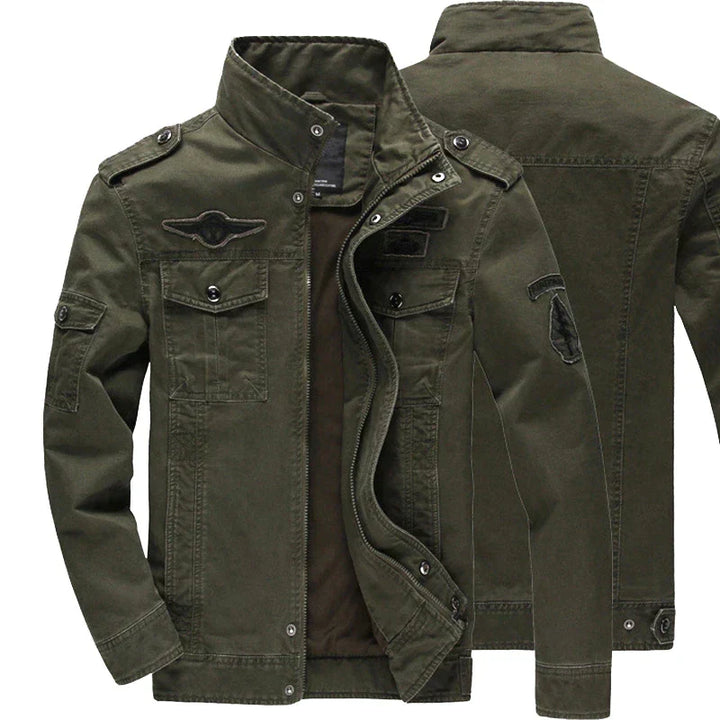 Lente herenjas in militair groen, comfortabel en stijlvol. Perfecte bovenkleding voor outdooractiviteiten.