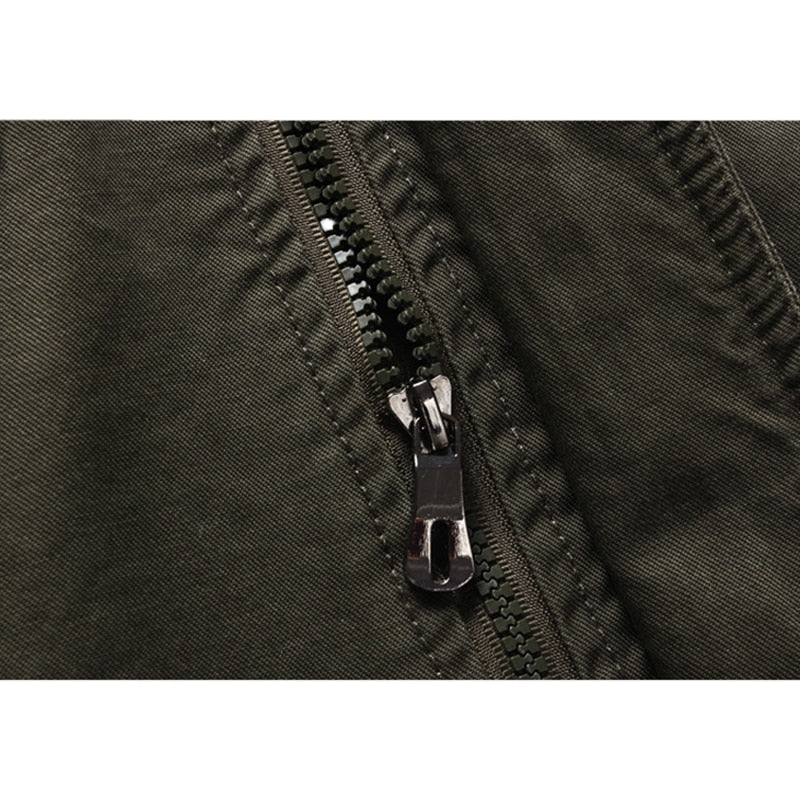 Veelzijdige heren outdoorjas militair groen. Comfort en stijl voor avonturen in lente, herfst en winter.