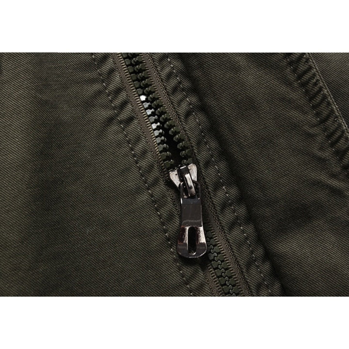 Veelzijdige heren outdoorjas militair groen. Comfort en stijl voor avonturen in lente, herfst en winter.