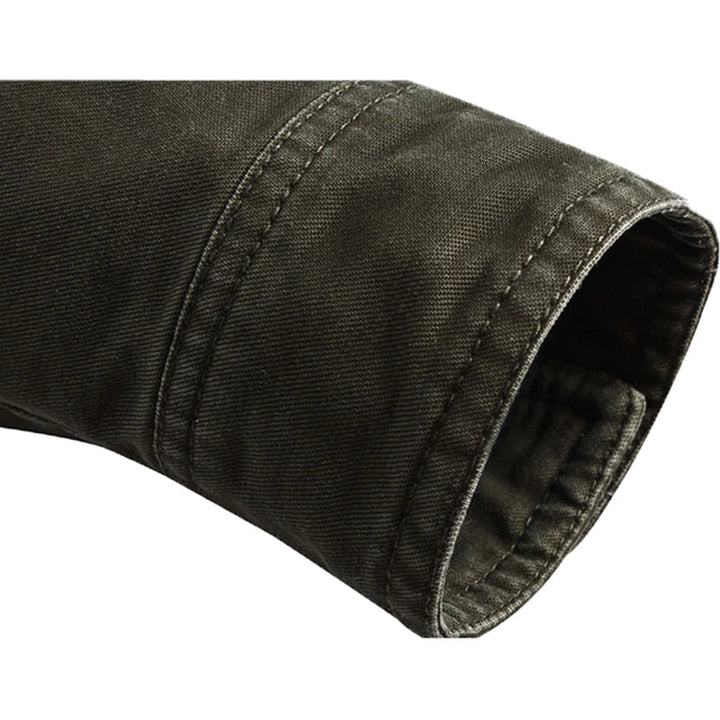Herenmode outdoorjas militair groen. Combineert stijl, comfort en functionaliteit voor lente, herfst en winter.