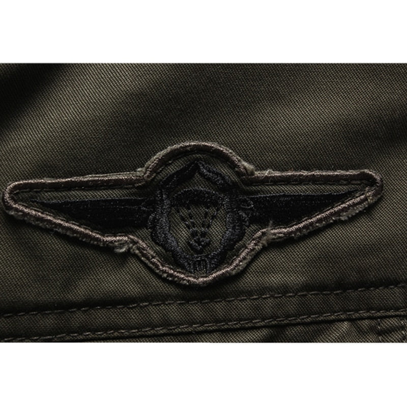 Stijlvolle militair groene heren outdoorjas. Casual en praktische bovenkleding voor elk avontuur en seizoen.