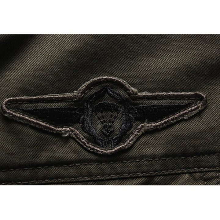 Stijlvolle militair groene heren outdoorjas. Casual en praktische bovenkleding voor elk avontuur en seizoen.