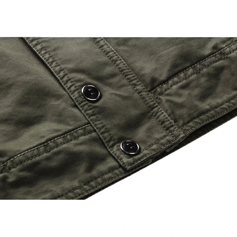 Duurzame heren outdoorjas, militair groen. Ideale bovenkleding voor avontuur en dagelijks gebruik, comfortabel.