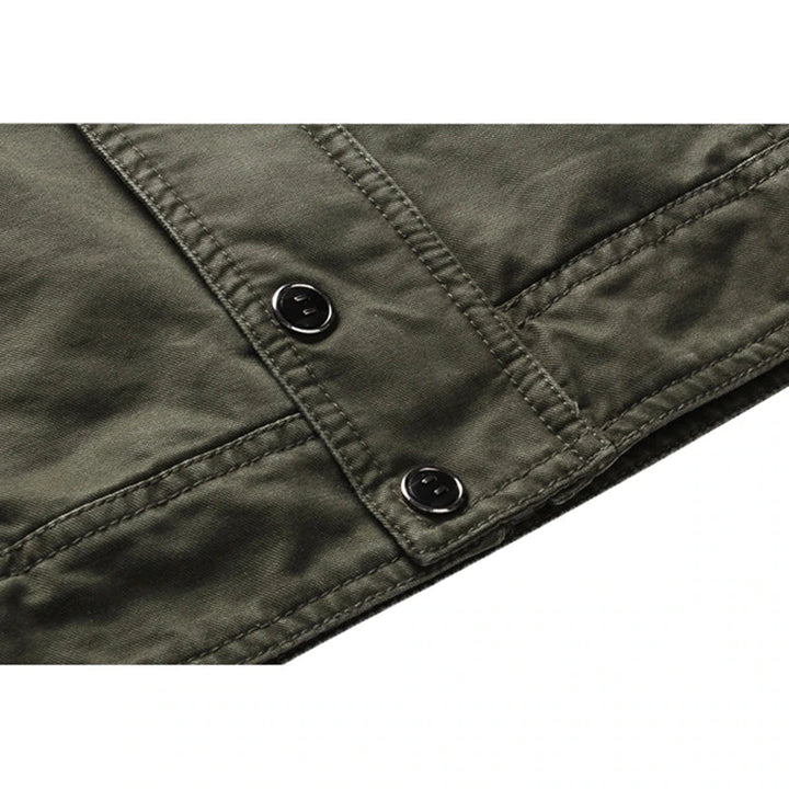 Duurzame heren outdoorjas, militair groen. Ideale bovenkleding voor avontuur en dagelijks gebruik, comfortabel.