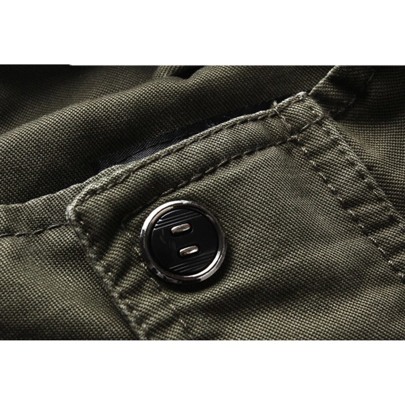 Comfortabele heren outdoorjas militair groen, ideaal voor lente, herfst en winter. Stijlvolle mannenmode.