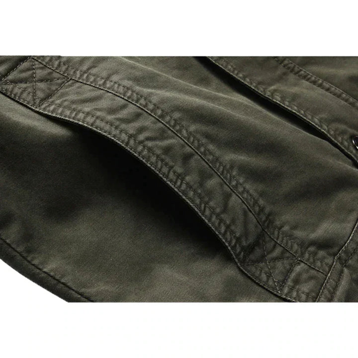 Mannenmode outdoorjas militair groen. Comfortabele, praktische en stijlvolle bovenkleding voor alle seizoenen.
