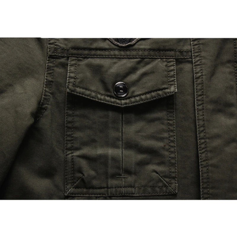 Praktische heren outdoorjas in militair groen. Comfortabele en stijlvolle bovenkleding voor avontuurlijke mannen.