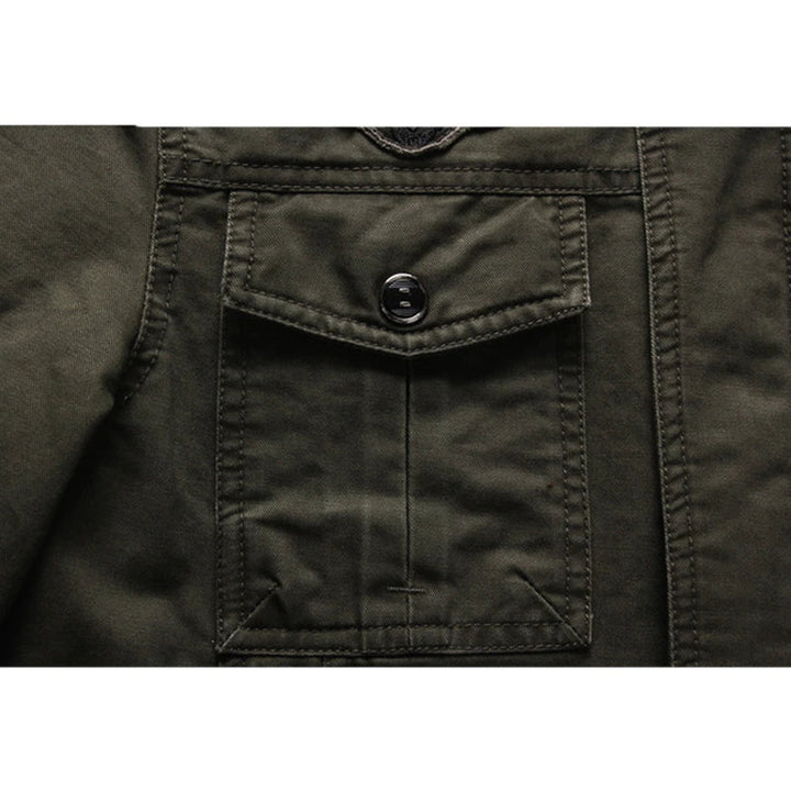 Praktische heren outdoorjas in militair groen. Comfortabele en stijlvolle bovenkleding voor avontuurlijke mannen.