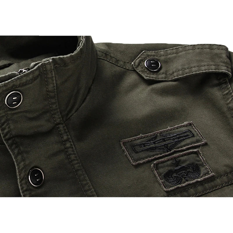 Winter heren outdoorjas militair groen. Stijlvolle en comfortabele bovenkleding voor koude dagen, praktisch.