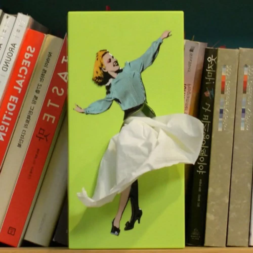 Unieke tissuebox met rokontwerp, ideale speelse decoratie voor een vrolijk interieur.